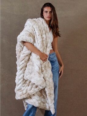 Lola Blankets Faux Fur Throw/Blanket/Caramel N’ Cream/NEW/NIB/SEALED! Size Large